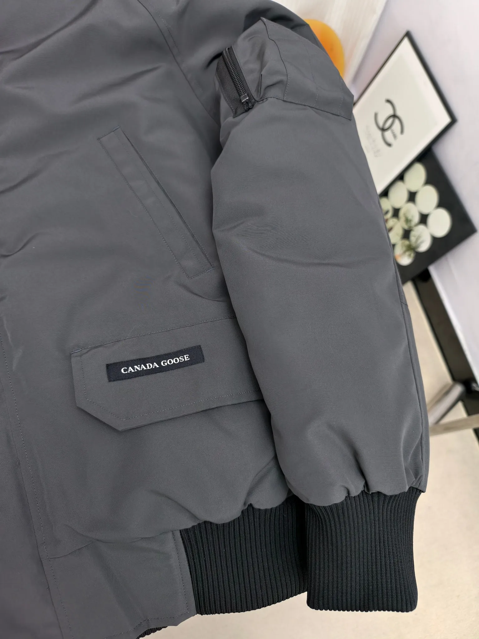 P720 ————2050M model/new 01 model (high version) Canada goose Canada Goose Chilliwack bomber jacket is one of our popular styles. The upgraded version adopts streamlined hood details and improved trimmings. The Chilliwack bomber jacket was originally designed for pilots in the post-war no-man's land in northern Canada. It is durable, warm and easy to move. The inside is filled with white duck down, which has higher thermal insulation performance. Chilliwack's iconic style, enduring popularity, is a popular jacket from Canada Goose. Customize your parka with our variety of interchangeable hood trim accessories to extend the coverage of your hood. Hip-length, the bomber jacket's knitted cuffs and hem are mid-length for freedom of movement. Rib knit cuffs and hem improve fit and seal in heat.  2050M is an upgraded version of the old version 01. Color: black, gray, off-white, navy. Size: XS-2XL